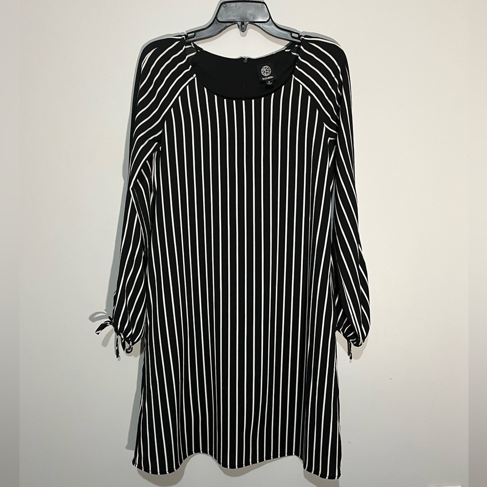 Bobeau lined dress with string tie cuffs